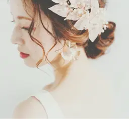 ヘアセット時間外ご希望の方はお問い合わせ下さい。AM7​〜​9時まで早朝料金かかります。