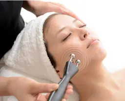 🌟表情筋ケア🌟EMSで「お顔の筋活」。キメ、クマ、クスミ、タルミ、ハリ、弾力を改善し、潤いのある明るいお肌に。