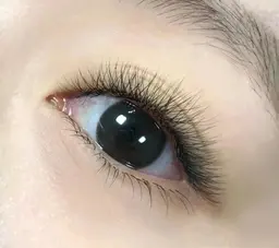 ボリュームラッシュ⭐️60本(上)4580円　施術時間30分　2回まで同価格　3回目以降➕300円