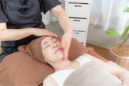 【痛くない小顔矯正】メイクしたままOK❣️【ほっぺスッキリ】✨ヘッドスパ10分サービス