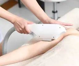 光脱毛VIO3000円　足（両太ももの付け根から足首迄）3000円　全身20000円