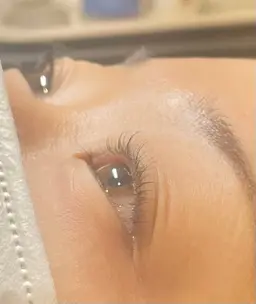 まつ毛パーマはカウンセリングにてデザインのご相談に応じます。根元をしっかり立ち上げるパリジェンヌ風のデザインも好評です。