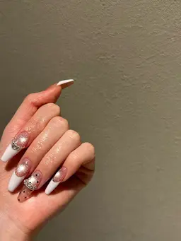 【ネイルモデル】ギャルワンホン、付け放題、ロング長さ出し込 オフ込み パーツ付け放題