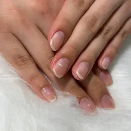 お爪の形を整え、甘皮処理、お爪表面をピカピカに磨き上げます✨普段ジェルができない方もお楽しみいただけます。