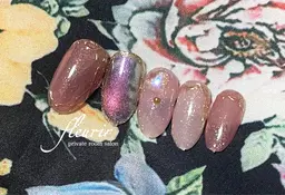 【清楚ヌーディピンク:オフ別途追加】ラメ入りジェルのピンク系の合わせ。中指には クリアオーロラパーツがのってます。