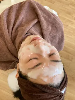 【筋トレ！？フェイシャル！！】フェイスラインすっきり！小顔効果にも期待♡パック中頭と首のマッサージもします♪