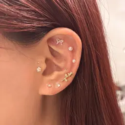 【 より華やかに♪ 】耳つぼジュエリー ストーン・パールつけ放題✨¥4,400 ※妊娠中の方は施術できません。