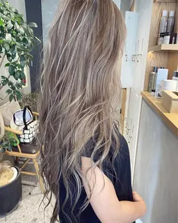 🩶ハイライト(ケアブリーチ込み)+全体カラー+クイックトリートメント🩶🛼💖