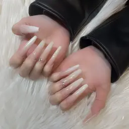 長さ出しフレンチ&グラデーションネイル