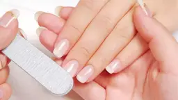 爪の長さ調整、形整え、爪周りのケア