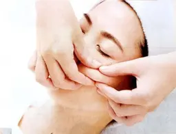 えっ、顔が小さくなる⁉️小顔矯正💆‍♀️造形エステ®️コルギのような痛みはありません❗️たるみ・しわ・毛穴悩みの方に