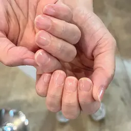 ★ハンドケアコース★お爪の形を整えて丁寧に甘皮ケア、仕上げにお爪の表面をツヤツヤに仕上げます✨