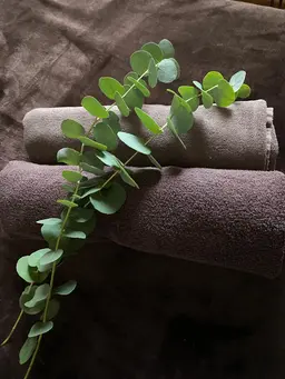 全身　オイルマッサージ　下半身前面　後面　デコルテ　首肩　背中80分