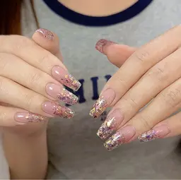 【オフ無料】10本チップ長さ出し➕ラメグラデーション💚パーツ2個付き