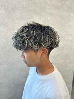 ✂️カットハイライトパーマ✂️ハイライトとパーマの組み合わせクーポンになります！周りと差を付けたい方におすすめです🌊