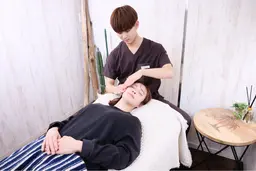 【小顔矯正 & フェイシャル/50分】頭皮から引き上げほほえらスッキリ！！