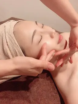 肌質改善&小顔ケア🌟フェイシャルコース60分✨お肌のお悩みに合わせて機械の施術、マッサージを組み合わせます🙋‍♀️