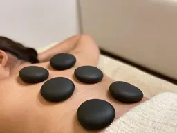 サロン人気NO.1やみつきメニュー ホットストーン&ロミロミマッサージ 100分