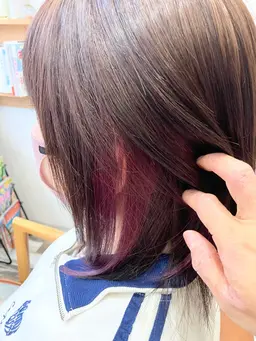 耳周りにチラッと魅せるインナーカラー☆全体のトーンは抑えつつ気軽にチャレンジ♪幅によって値段が変わるのでご相談ください◎