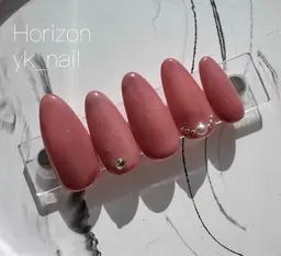 ワンカラー＋簡単アート／パーツ（1​〜​2本)＋ハンドマッサージ  ※オフなしの場合 −500円、パーツは1​〜​2個/本