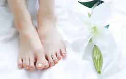 フットオフケア🍀角質除去＆足のお爪整形✨自爪強化剤仕上げ＆たっぷり保湿付きの足つるつるコース💐