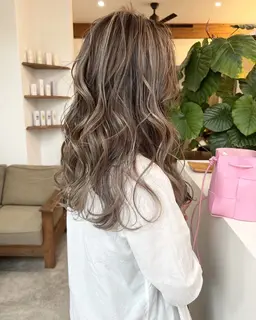 【ケアブリーチハイライト＋ハイ透明感カラー】🔹立体感のあるハイライトカラー￥7700​〜​