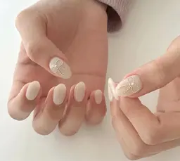 ストーン2本つけ放題➕ジェルネイル自爪ラメorカラー1色塗り➕ネイル用品(ハート型LEDランプ¥4000円分プレゼント)