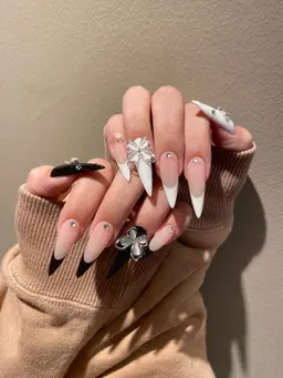 〈オフ込み〉🎀長さだし10本💎フレンチ・グラデーション(ベースカラー＋500円・パーツ20粒まで)