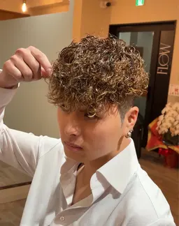 《外国人風)カット＋メッシュ＋パーマ＋カラー