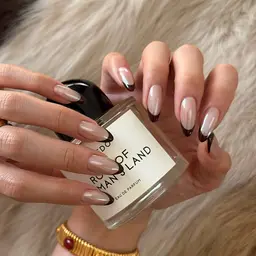 《ハンド》ツヤ感が美しい、透明感あふれるフレンチネイル¥6980 (初回オフ無料ケア込み)