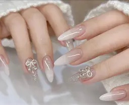 チップ長さだしグラデーション。キラキラデザイン2本