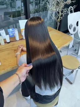 自然な艶髪に仕上がる🌱‬縮毛矯正+トリートメント