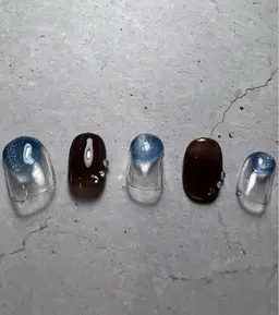 ミニモ限定サンプルネイル！カラー変更可能。青い部分はぷっくりアートで可愛く仕上がってます。