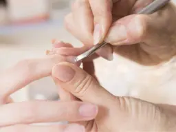 【ジェルネイルオフのみ希望の方】ソフトジェルを丁寧にオフします。爪の形成まで行います。