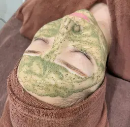 ニキビのお悩みの方💁‍♀️REVI陶肌トリートメント🌹🌿ハーブピーリング（毛穴洗浄/モデリングパック付）