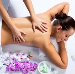 フェイシャル・デコルテマッサージ