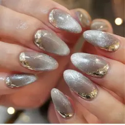 【マグネットに斜めのガラスフレンチネイル】