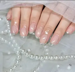 お洒落な指先に💅✨️キラキラガラスフレンチ💎