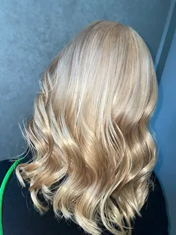 【ご新規様限定】⚜️Makiオリジナル⚜️ブリーチ➕カラー🧴トリートメント付き✨