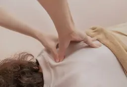 痛気持ちいい整体+バキバキしない骨格矯正