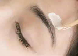 眉毛WAX   (間引き+¥550  メイク+¥1100)