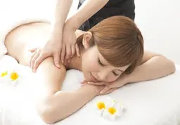 首、肩コリ✨バギバギな肩甲骨にも効果大🍀ラジオ波＋ アロマオイルでの背面マッサージ🍀