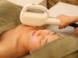 【オススメ】光フェイシャル(フェイス&首&デコルテ照射)＋保湿ケア、耳マッサージ、フェイスマッサージ