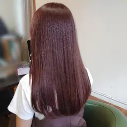 目の前で調合するオーダーメイドカラー、暖色系もOK&カスタマイズ美髪トリートメント