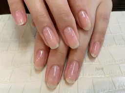 ネイルケア　甘皮をお湯で柔らかくしてから優しくケアをします。併せて、爪の形を整えます。