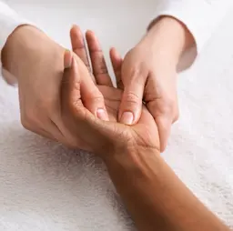 【12月限定✨ハンドアームドレナージュ20分 2750円 】オイルで指先から二の腕までリンパドレナージュ☺️