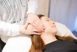 【小顔/左右差/エラはり/むくみ】初回50％off《小顔矯正+小顔マッサージ (45分) 11,000円→5,500円》