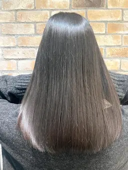 ✨髪の毛のクセが気になるこの時期に✨ダメージ毛でも施術可能✨カット+酸性ストレート+髪質改善トリートメント