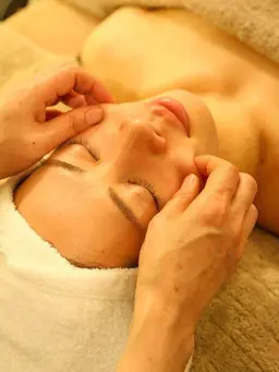 贅沢三昧フェィシャルソワン90分(眉の脱毛含む) フランスのフェイシャル入門