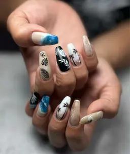 長さ出しジェルアート持ち込みデザイン可能。対象外アート有り。アートし放題＋1,000円頂きます🙇🏻‍♀️⋱